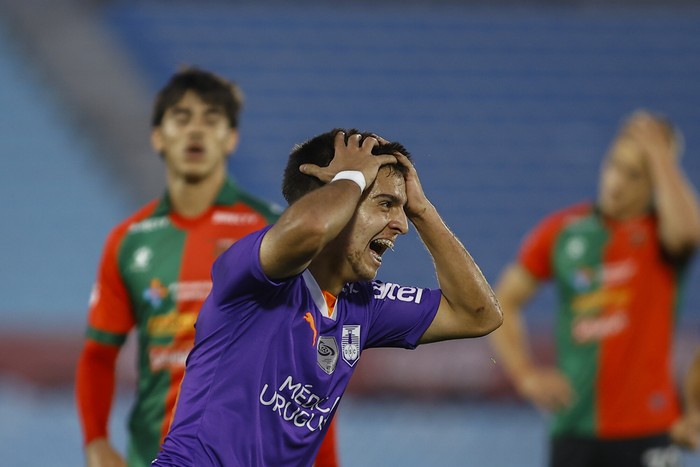 Xavier Biscayzacú, de Defensor Sporting, tras convertir su gol ante Boston RIver, el 22 de noviembre, en el estadio Centenario. · Foto: Ernesto Ryan