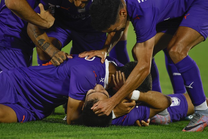 Jugadores de Defensor Sporting luego del gol de Xavier Biscayzacú, por la Copa Uruguay, en el estadio Centenario (archivo, noviembre de 2024). · Foto: Ernesto Ryan