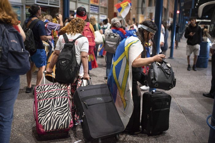 Frenteamplistas llegan a la terminal de Tres Cruces desde Argentina (archivo, noviembre de 2024). · Foto: Gianni Schiaffarino