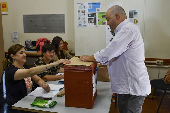 Votación del diputado del Frente Amplio, Nicolás Viera, en la UTU de Rosario, en el departamento de Colonia. · Foto: Ignacio Dotti