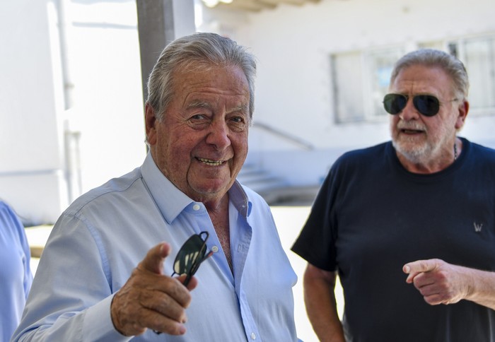 Carlos Moreira y Walter Zimmer, antes de ingresar a votar en la Escuela N°10 de Nueva Helvecia (archivo, noviembre de 2024). · Foto: Ignacio Dotti