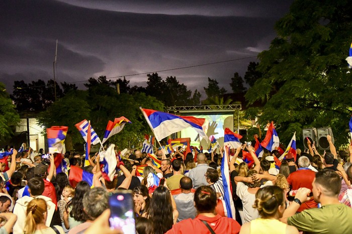 Festejos de la victoria del Frente Amplio en el comité de base El Bastión de Juan Lacaze. · Foto: Ignacio Dotti