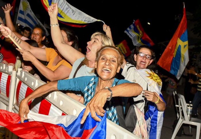 Festejos por la victoria del Frente Amplio en el comité de base El Bastión, de Juan Lacaze. · Foto: Ignacio Dotti