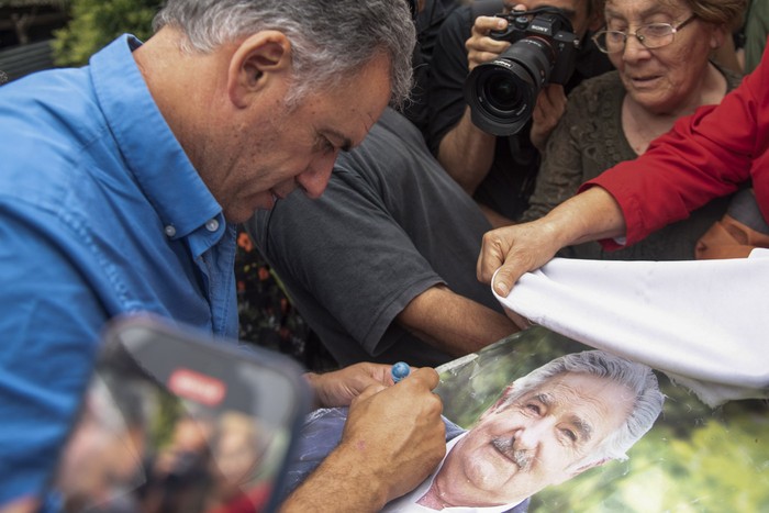 Yamandú Orsi cuando visitó a José Mujica y Lucía Topolansky. · Foto: Gianni Schiaffarino