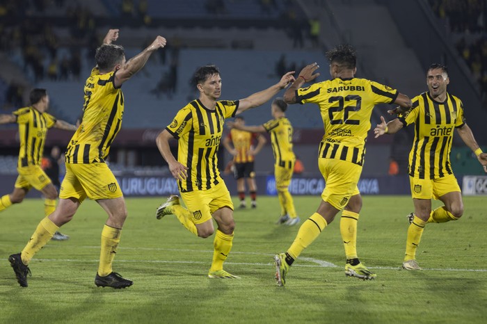 Maximiliano Silvera, de Peñarol, en el festejo del segundo gol de su equipo a Progreso. · Foto: Rodrigo Viera Amaral