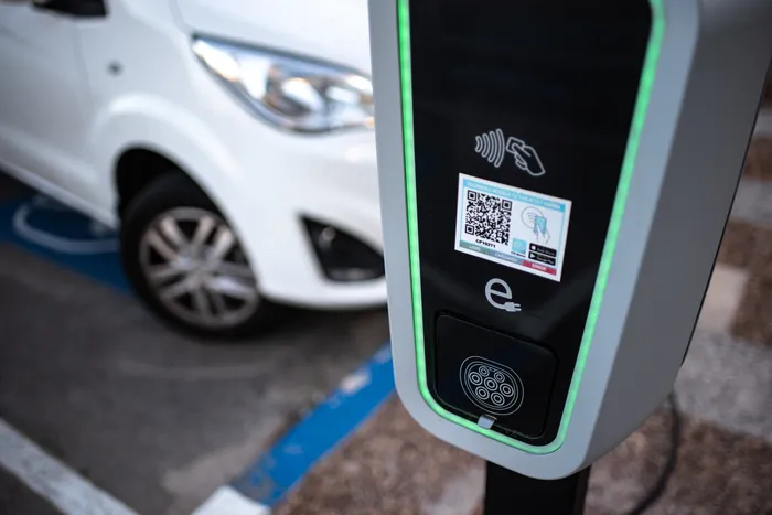 Cargadores eléctricos en Montevideo (archivo, noviembre de 2024). · Foto: Gianni Schiaffarino