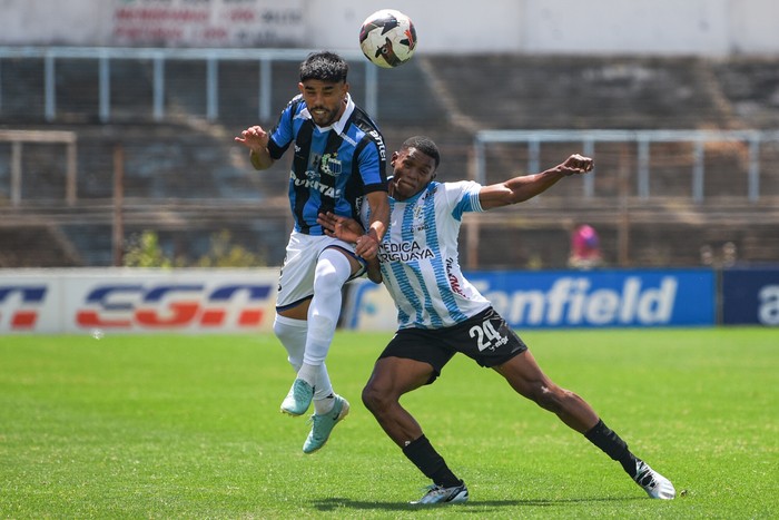 Lucas Acosta, de Liverpool y Joshuan Berrios, de Cerro, el sábado 30 de noviembre en estadio Luis Tróccoli. · Foto: Gianni Schiaffarino