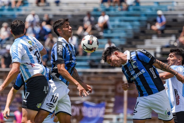 Danilo Cóccaro, de Cerro, junto con Agustín Cayetano y Jean Pierre Rosso, de Liverpool, el sábado 30, en el Tróccoli. · Foto: Gianni Schiaffarino