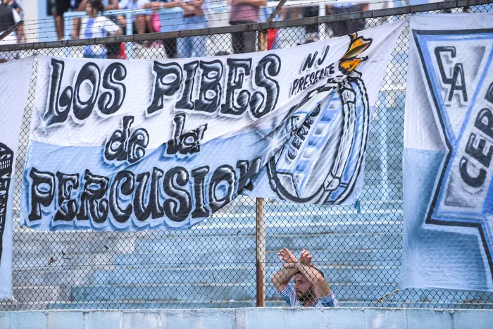 Hinchada de Cerro. Foto: Gianni Schiaffarino (archivo, noviembre de 2024)