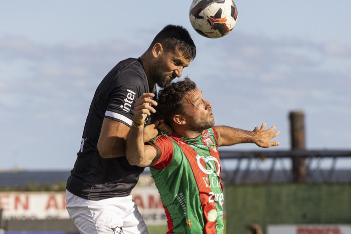 Mario Risso, de Wanderers y Lautaro Rinaldi, de Rampla Juniors, en el estadio Olímpico Pedro Arispe. · Foto: Rodrigo Viera Amaral