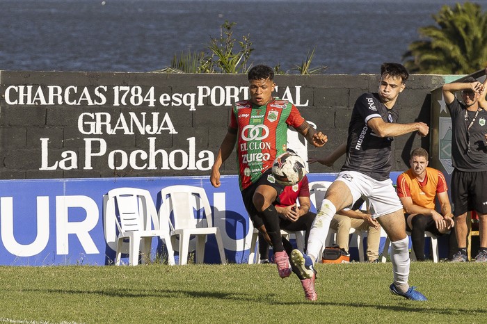 Enrique Almeida, de Rampla Juniors, y Mateo Acosta, de Wanderers, durante el partido por la decimoquinta fecha del Torneo Clausura, el 29 de noviembre de 2024 en el estadio Olímpico. · Foto: Rodrigo Viera Amaral