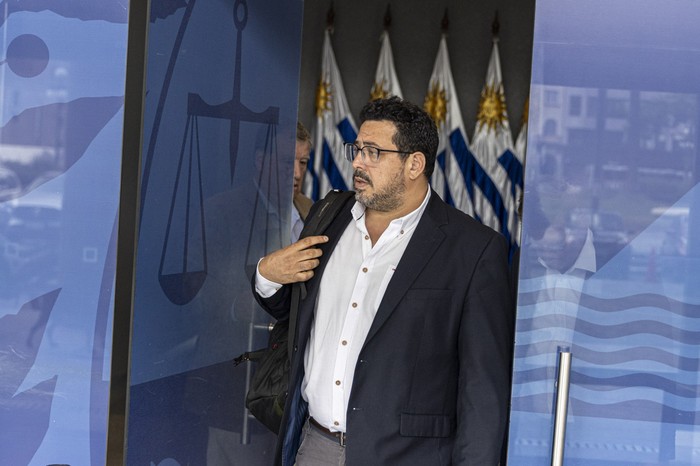 Alejandro Sánchez saliendo de Torre Ejecutiva. · Foto: Ernesto Ryan