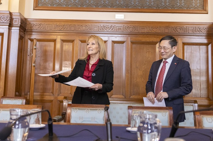 Carolina Cosse y Huang Yazhong, embajador chino en Uruguay. · Foto: Ernesto Ryan