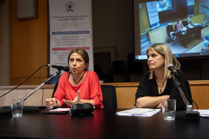 Valeria Ramos y Nancy Lema, el 2 de diciembre, durante la presentación de los datos sobre explotación sexual infantil en entornos digitales, en la Facultad de Psicología. · Foto: Mara Quintero