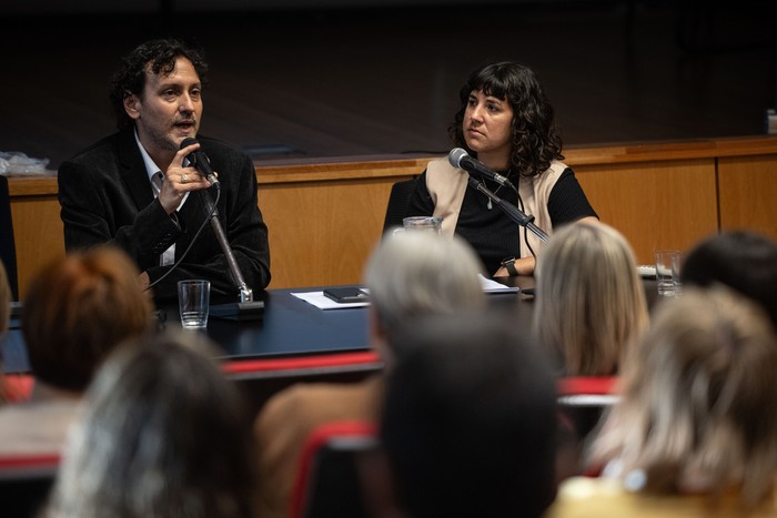 Pablo López y Manuela Costa, durante el informe sobre los datos sobre explotación sexual infantil en entornos digitales, el 2 de diciembre, en la Faculta de Psicología. · Foto: Mara Quintero