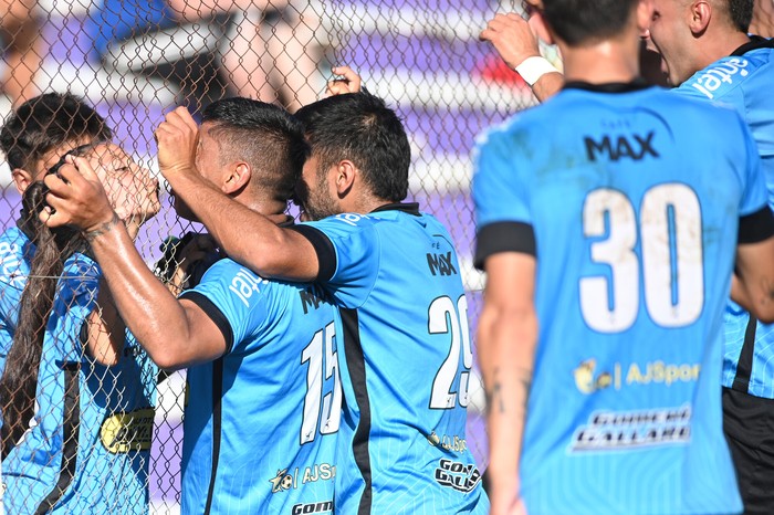 Luis Maldonado, de Uruguay Montevideo, celebra su gol ante Cerrito, el 4 de diciembre, en el estadio Parque Capurro. · Foto: Alessandro Maradei