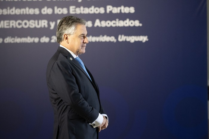 Omar Paganini, en el edificio sede del Mercosur, en el Parque Rodó de Montevideo. · Foto: Mara Quintero