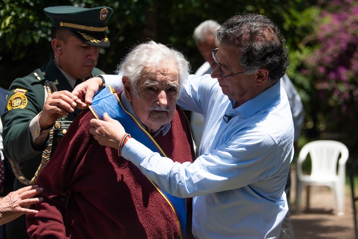 José Mujica, Gustavo Petro, el 5 de diciembre, durante la entrega de la Orden de Boyacá, en la chacra de Mujica. · Foto: Gianni Schiaffarino