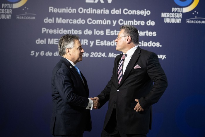 Omar Paganini, Canciller de Uruguay, y Maros Sefcovic, Comisario de comercio de la UE, el 5 de diciembre, en la sede del Mercosur, en Montevideo. · Foto: Mara Quintero