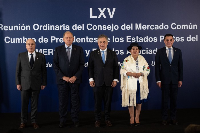 Mauro Vieira, Gerardo Werthein, Omar Paganini, Celinda Sosa y Rubén Ramírez Lezcano, el 5 de diciembre, en la sede del Mercosur, en Montevideo. · Foto: Mara Quintero