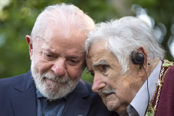 Luiz Inácio Lula da Silva y José Mujica en la chacra del expresidente. · Foto: Gianni Schiaffarino