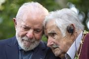 Luiz Inácio Lula da Silva y José Mujica en la chacra del expresidente.