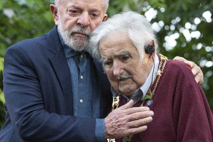 Luiz Inácio Lula da Silva y José Mujica en la chacra del expresidente en Rincón del Cerro, el 5 de diciembre de 2024. · Foto: Gianni Schiaffarino