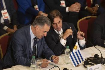 Yamandú Orsi y Luis Lacalle Pou (archivo, diciembre de 2024). · Foto: Mara Quintero