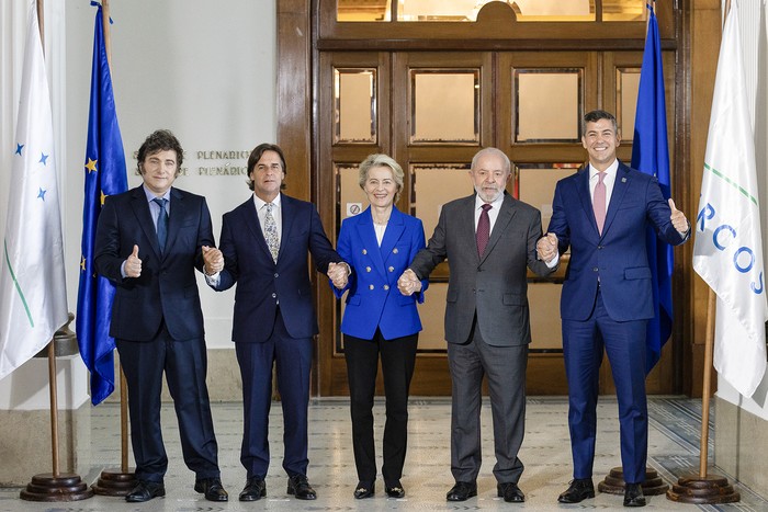 Javier Milei, Luis Lacalle Pou, Ursula von der Leyen, Luiz Inácio Lula da Silva y Sebastián Peña, el 6 de diciembre, durante la Cumbre del Mercosur en Montevideo. · Foto: Rodrigo Viera Amaral