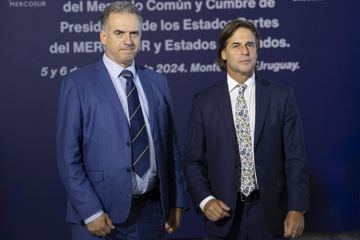 Yamandú Orsi y Luis Lacalle Pou, durante la cumbre del Mercosur, en Montevideo. · Foto: Rodrigo Viera Amaral