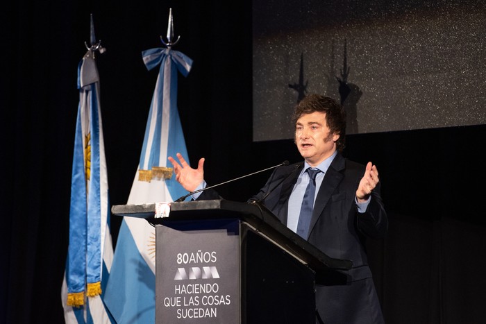 Javier Milei, el 6 de diciembre, durante su conferencia en el evento organizado por la Asociación de Dirigentes de Marketing, en el hotel Radisson Victoria Plaza de Montevideo. · Foto: Gianni Schiaffarino