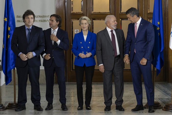 Javier Milei, Luis Lacalle Pou, Ursula von der Leyen, Luiz Inácio Lula da Silva, y Santiago Peña, el 6 de diciembre, en la sede del Mercosur. · Foto: Rodrigo Viera Amaral