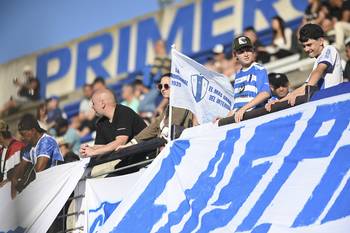 Hinchas de Juventud de Las Piedras en el Parque Artigas (archivo, diciembre de 2024). · Foto: Alessandro Maradei