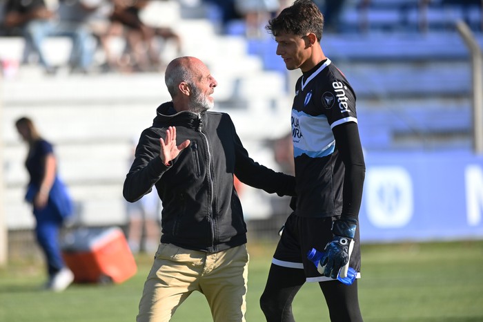 Diego Monarriz y Federico Varese, de Juventud de Las Piedras, el 12 de diciembre, en el Parque Artigas de Canelones. · Foto: Alessandro Maradei