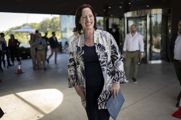 La embajadora de Estados Unidos, Heide B. Fulton, tras su encuentro con el presidente electo Yamandú Orsi. · Foto: Mara Quintero