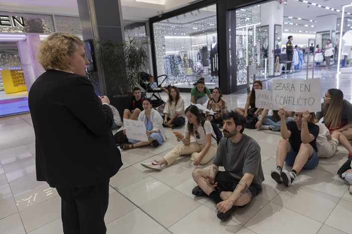 Movilización de trabajadores de Zara en el shopping de Punta Carretas. · Foto: Rodrigo Viera Amaral