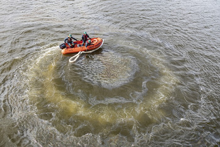 Pérdida de hidrocarburos en el oleoducto de Ancap, a la altura del puente de Solís Grande, en el límite entre Maldonado y Canelones (archivo, noviembre de 2024). · Foto: Pablo Serrón