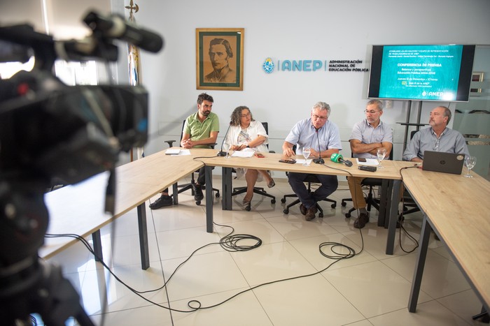 Gonzalo Irigoyen, Fernanda Alanís, Julián Mazzoni, Daniel Devitta y Walter Fernández Val, el 12 de diciembre, durante la conferencia de prensa en el edificio de la ANEP, en Montevideo. · Foto: Gianni Schiaffarino