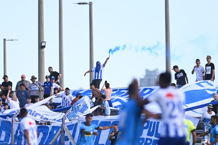 Hinchada de Juventud de las Piedras, el 12 de diciembre, en el Parque Capurro. · Foto: Alessandro Maradei