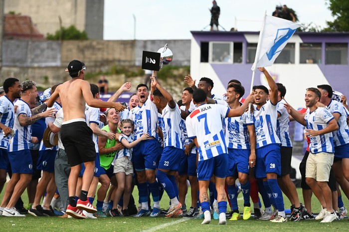 Juventud de Las Piedras, el 12 de diciembre, tras su ascenso a Primera División, en el Parque Capurro. · Foto: Alessandro Maradei