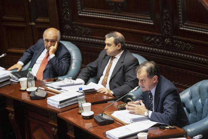 Guillermo Domenech, Raúl Lozano y Guido Manini Ríos, durante una sesión de la Cámara de Senadores (archivo, junio de 2020). · Foto: Mariana Greif
