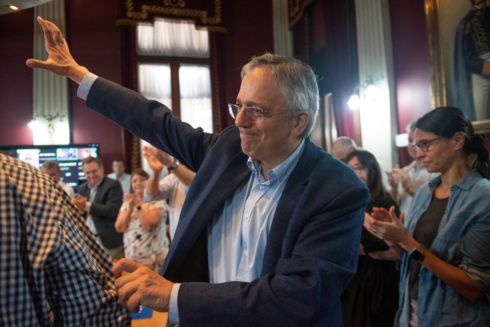 Rodrigo Arim tras presentar su renuncia en el Consejo Directivo Central de la Universidad de la República, 16 de diciembre de 2024. · Foto: Gianni Schiaffarino