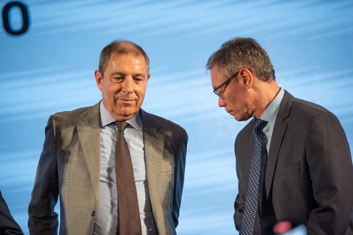 Gabriel Oddone y Martín Vallcorba en la presentación del gabinete del gobierno electo en el hotel Radisson, en Montevideo, Uruguay,  el 12 de diciembre. · Foto: Gianni Schiaffarino