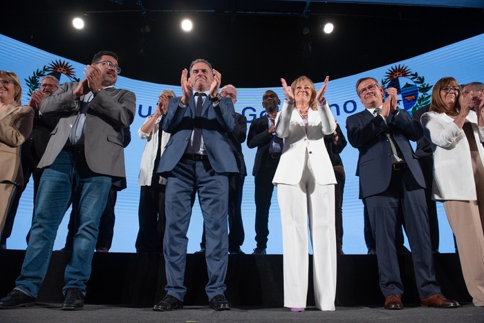 Alejandro Sánchez, Yamandú Orsi, Carolina Cosse y Jorge Díaz, el 16 de diciembre de 2024, durante la presentación del gabinete, en Montevideo.