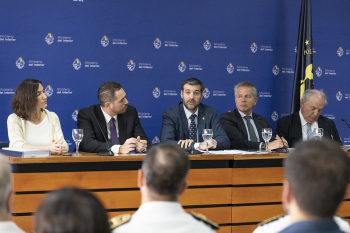 Ana Vigna, Diego Sanjurjo, Nicolás Martinelli, Luiz Ros, Juan Miguel Petit, el 17 de diciembre, en el Ministerio del Interior. · Foto: Alessandro Maradei