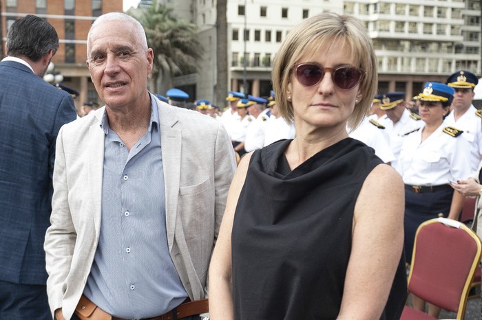 Carlos Negro y Gabriela Valverde, durante la celebración del Día del Policía, el 18 de diciembre. · Foto: Alessandro Maradei