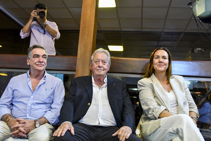 Guillermo Rodríguez, Carlos Moreira y María de Lima, en el hotel El Mirador de Colonia del Sacramento (archivo, diciembre de 2024). · Foto: Ignacio Dotti