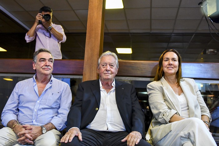 Guillermo Rodríguez, Carlos Moreira y María de Lima, el 18 diciembre, en el Hotel El Mirador de Colonia del Sacramento. · Foto: Ignacio Dotti