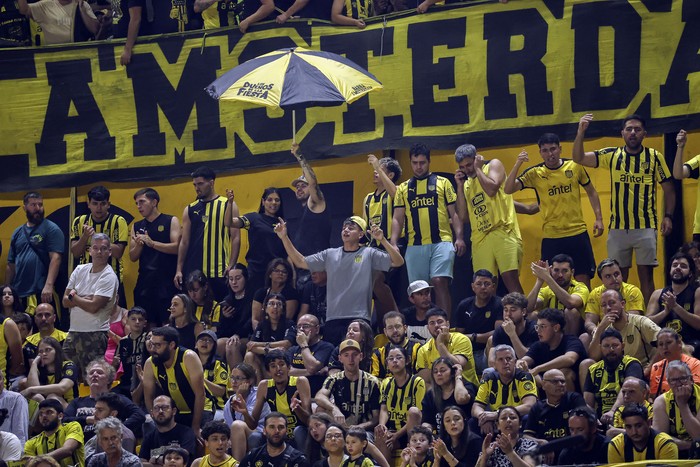 Hinchas de Peñarol en el Palacio Peñarol. · Foto: Rodrigo Viera Amaral