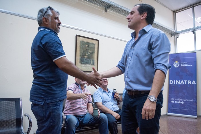 Andrés Martínez, presidente de APC Copsa junto a Federico Daverede, Director Nacional de Trabajo en el MTSS, el 20 de diciembre de 2024 · Foto: Gianni Schiaffarino